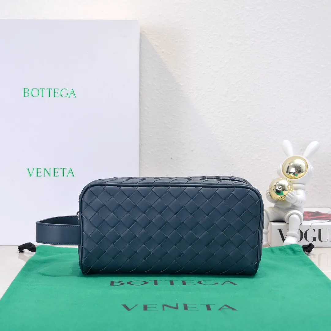 Batch 1280 BOTTEGA VENETA 2024 new INTRECCIATO classic toiletry bag, the choice of discerning people. The low-key luxury quality is the interpretation of its brand. If you like low-key BV, it is the first choice~~ Style number: 7799 Size: 26*13*10cm